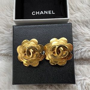 Authentic Vintage Chanel CC Floral clip on earrings + DB and Box